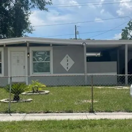 Cheerful Family Home Close To Everything!